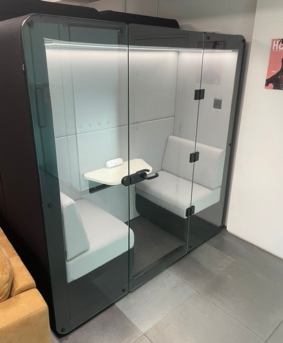 Bob Fully Enclosed Meeting Pod