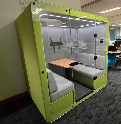 Bob Fully Enclosed Meeting Pod
